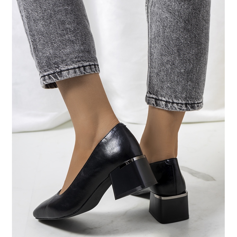 Fekete pumpák a Hanae oszlopon 2