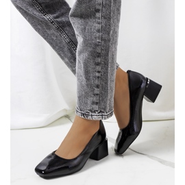 Fekete lakk pumpák a Peet poszton 1