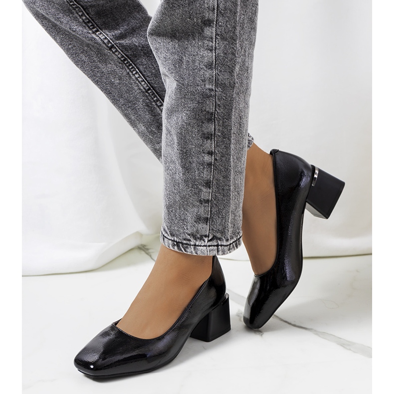 Fekete lakk pumpák a Peet poszton 1