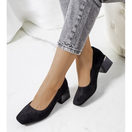 Fekete pumpák a Bloor oszlopon 1