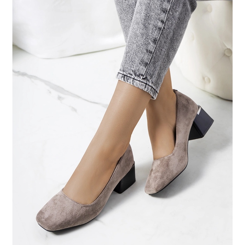 Szürke pumpák a Bloor poszton 1