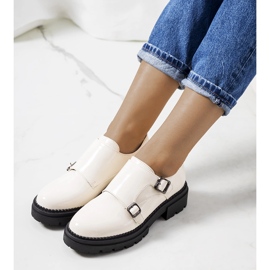 Bézsre lakkozott Valks cipő 1