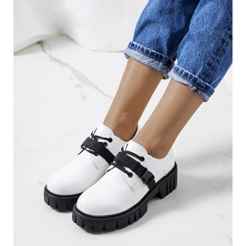 Fehér cipő a traktor talpán Marike 1