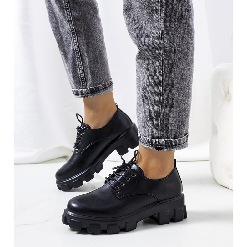 Fekete cipő Chedi traktor talpán 1