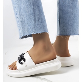 Fehér papucs Levy lánccal 1 Fehér papucs Levy lánccal 1