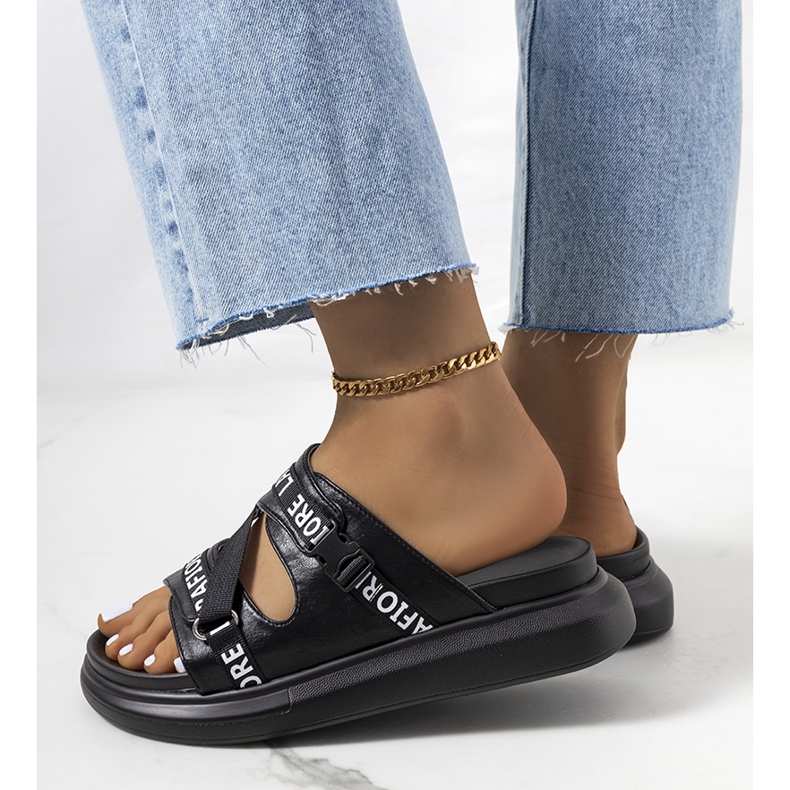 Fekete papucs az emelvényen 1