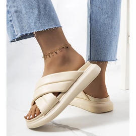 Bézs papucs az Allport platformon 1