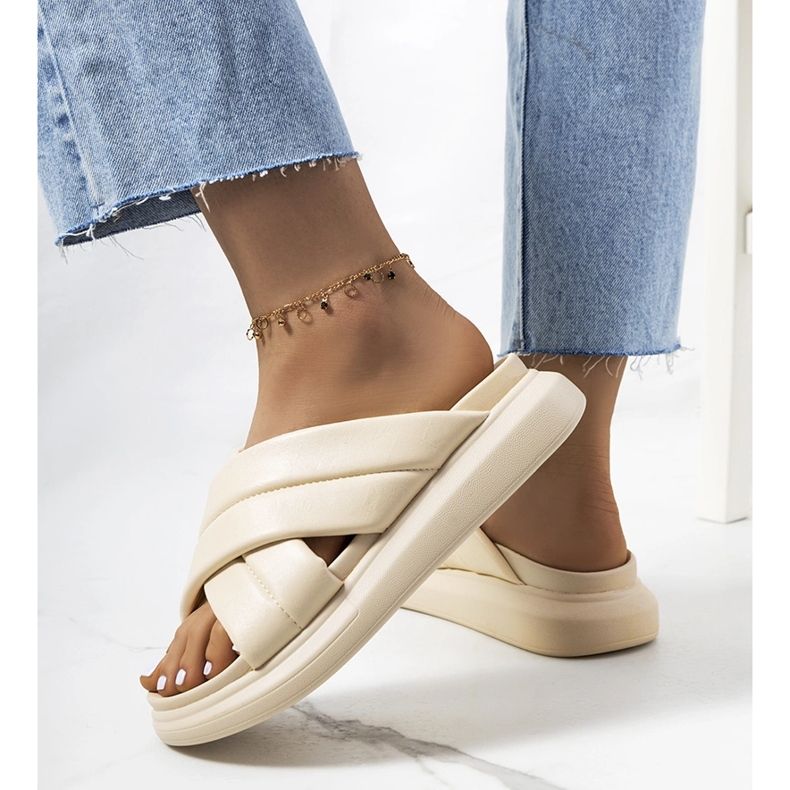 Bézs papucs az Allport platformon 1