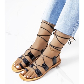 Albertis fekete lakkozott szandál 1