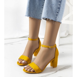 Sárga szandál a Karella poszton 1