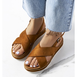 Barna velúr szandál a Savage márkától 1