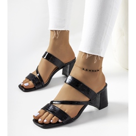 Fekete lakkozott papucs a Gare oszlopon 1