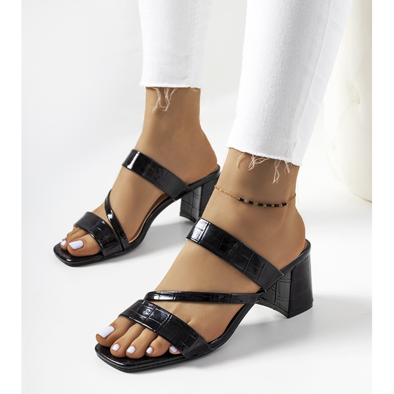 Fekete lakkozott papucs a Gare oszlopon 1