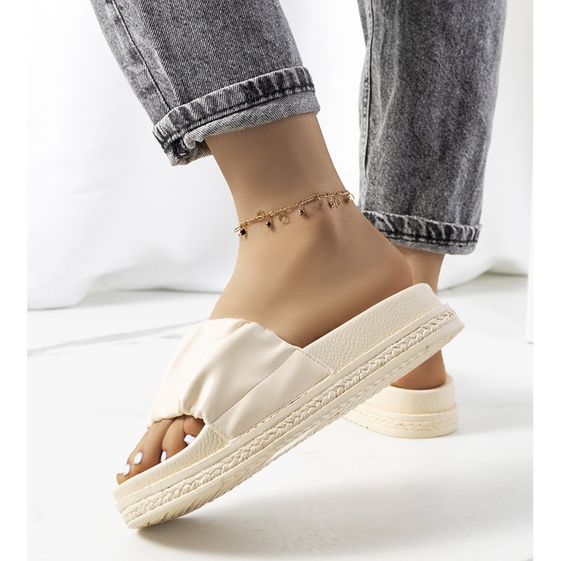 Bézs papucs a Baldwin platformon 1