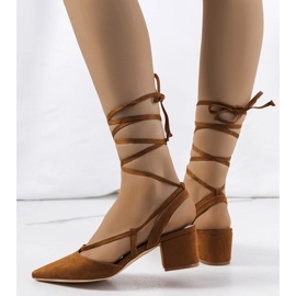 Barna fűzős pumpák a Victoris poszton 1