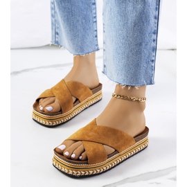 Barna papucs a Muncho platformon 1 Barna papucs a Muncho platformon 1