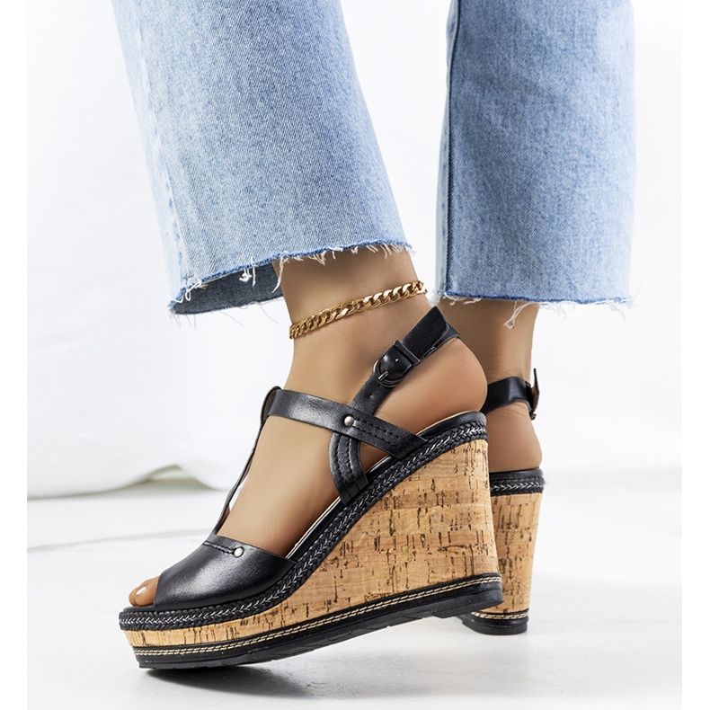 A márka fekete ékszandálja Alannah 1