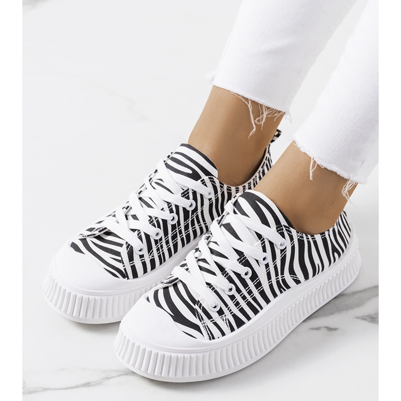 Fekete-fehér tornacipők a Chovka platformon 1