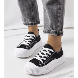 Fekete tornacipő a Chovka platformon 1