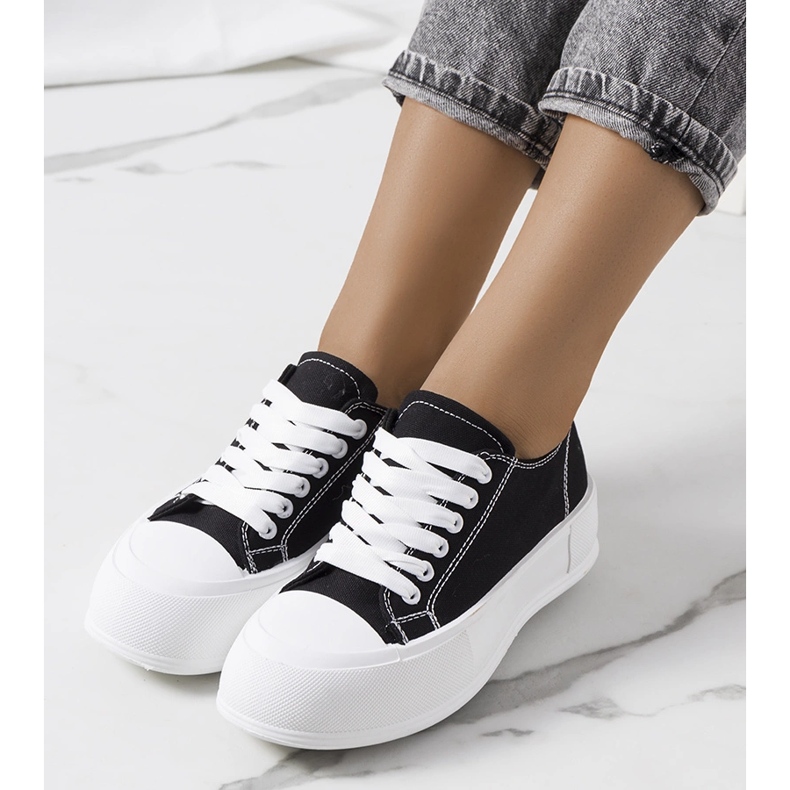 Fekete tornacipő a Louisal platformon 1