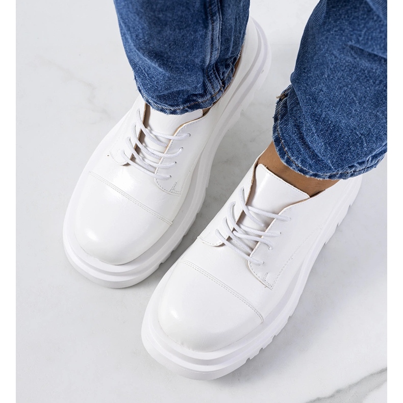 Fehér cipő a Henta traktortalpon 1