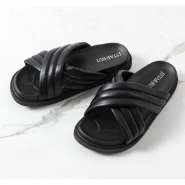 Fekete papucs a Daintree platformon 1
