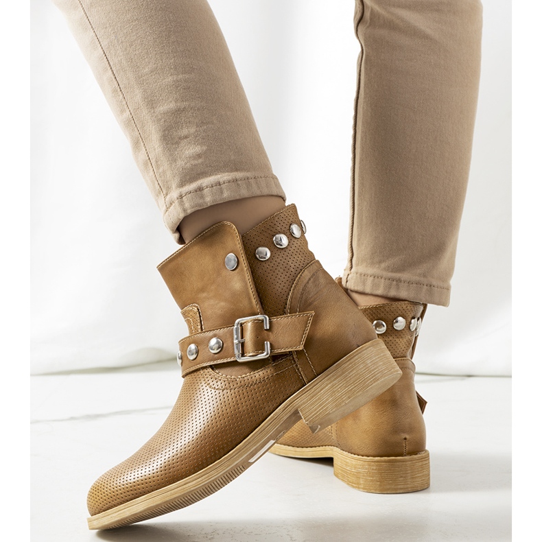 PA1 Barna csizmát üt 1