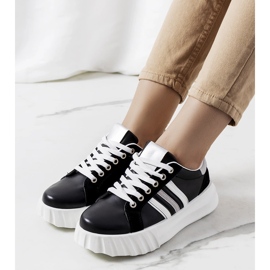 Fekete tornacipő a Prinsep platformon 1