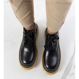 A márka fekete csizmái Redelek 1