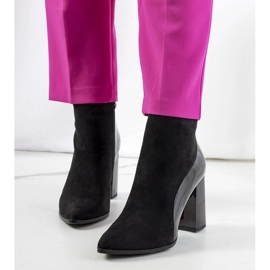 Fekete csizma a Leonar poszton 1