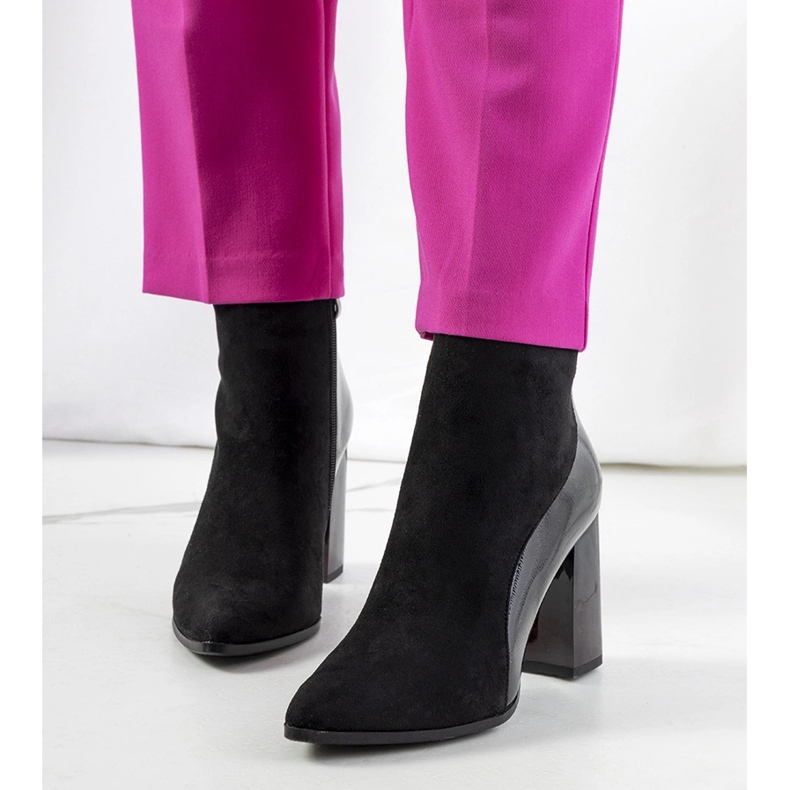 Fekete csizma a Leonar poszton 1