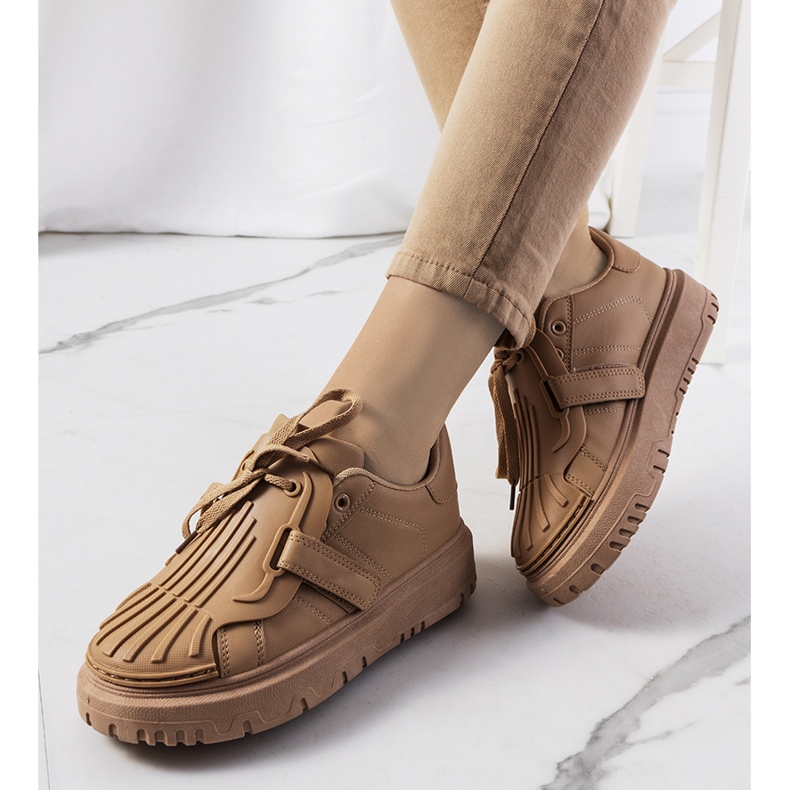 Bézs színű tornacipő tépőzárral 1