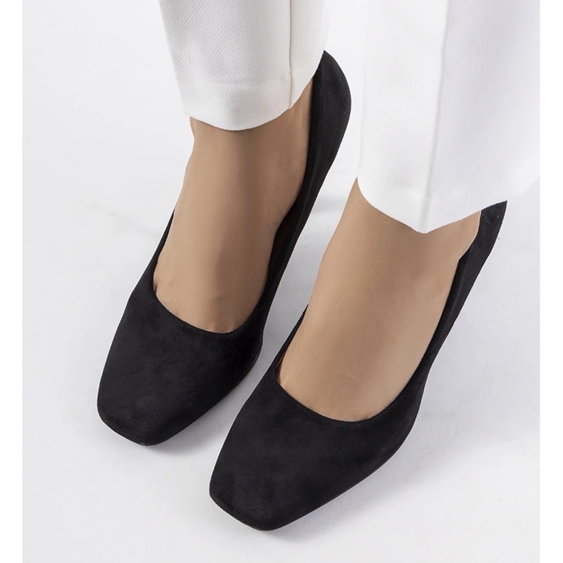 Fekete pumpák egy Coxi tűsarkún 1