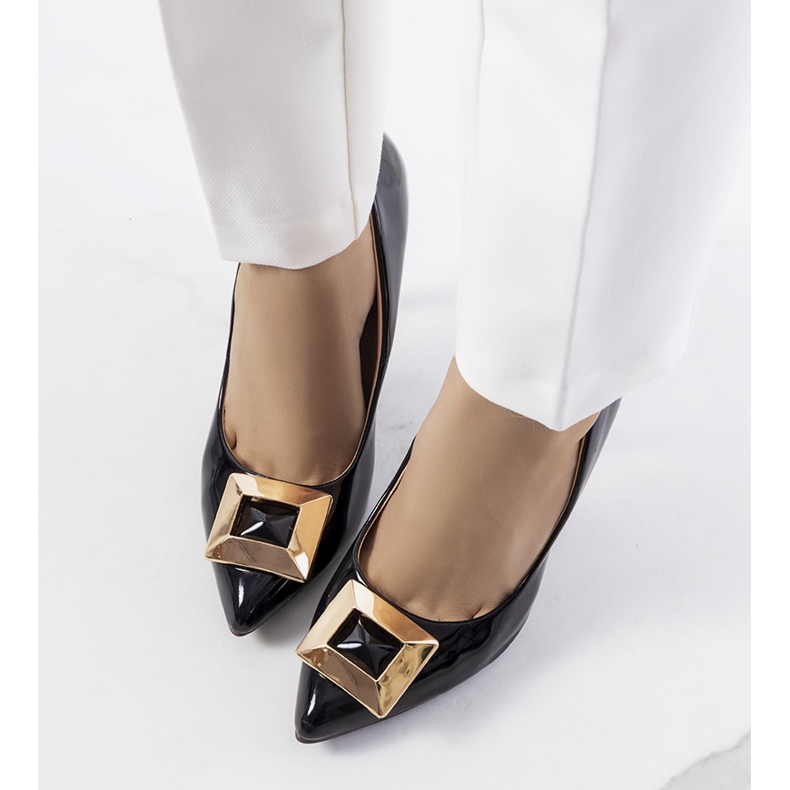 Fekete lakkozott Cravos sarok 1