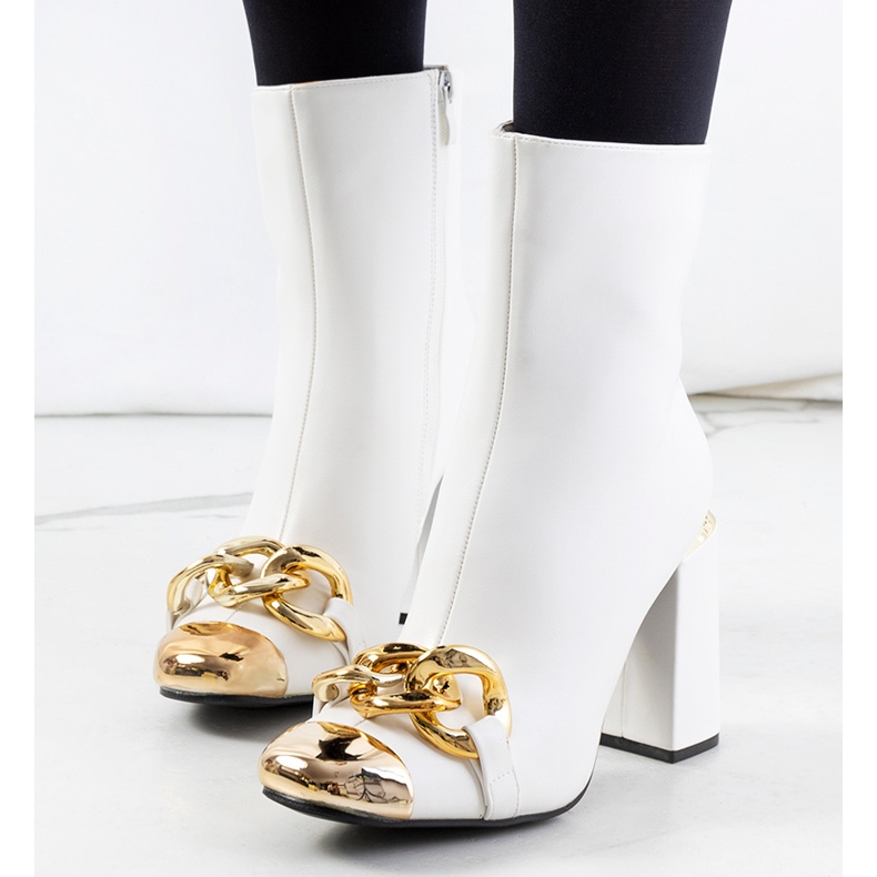 Fehér csizma az Engi poszton 1 Fehér csizma az Engi poszton 1