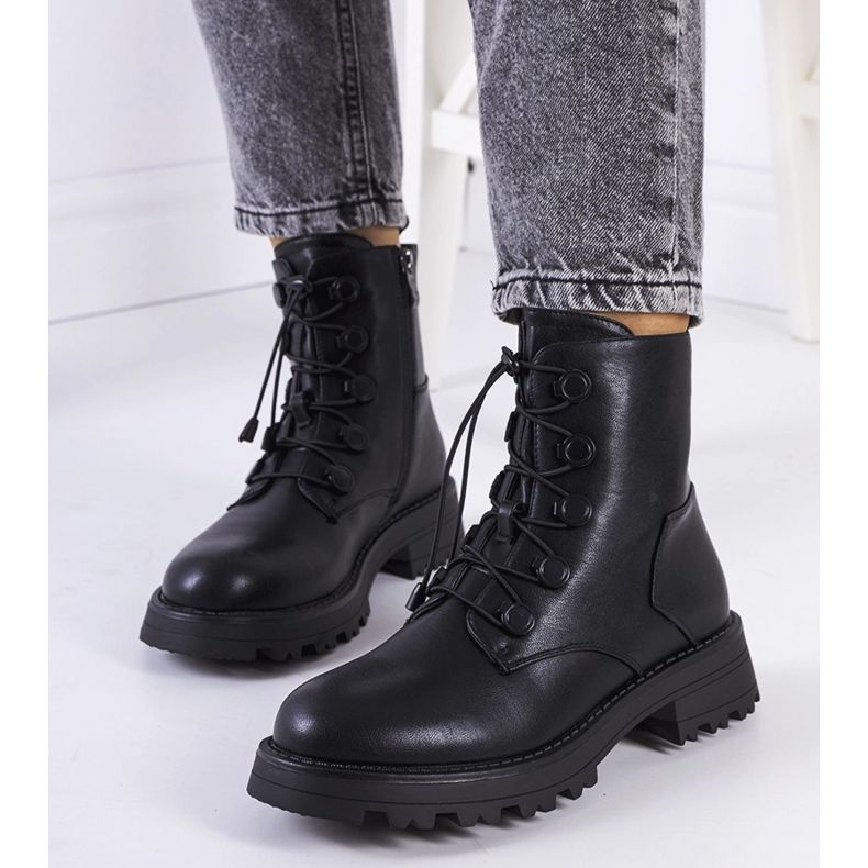 Fekete öko-bőr csizma a Cesterfieldtől 1