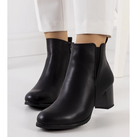 Fekete csizma a koldus posztján 1