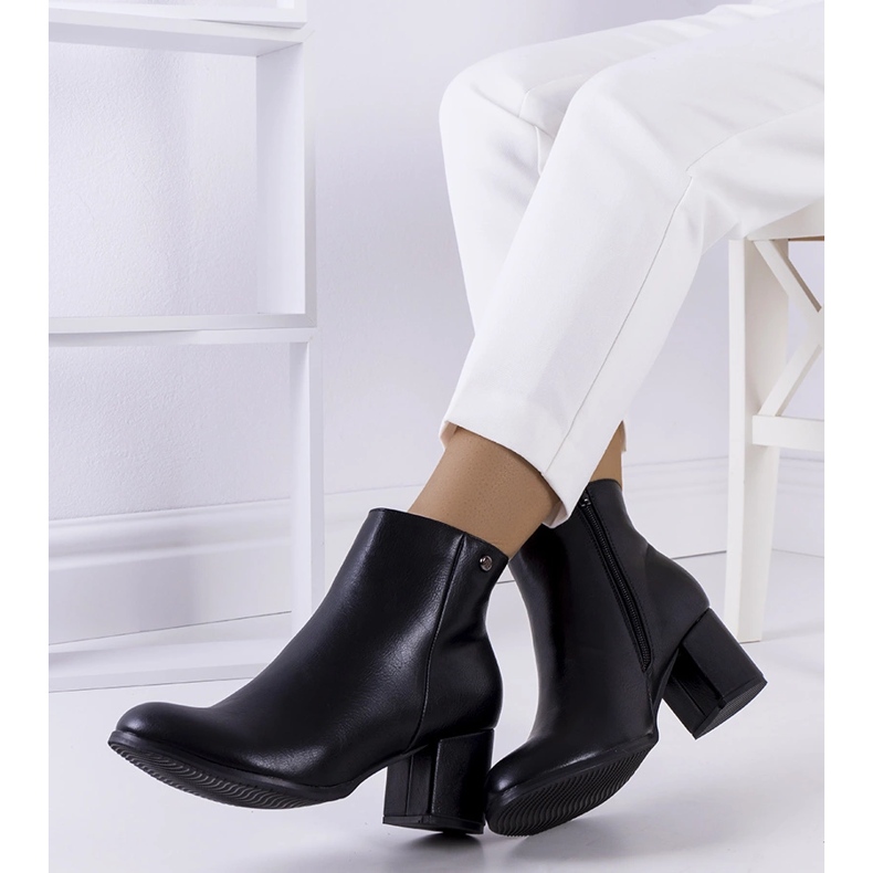 Fekete csizma az ökobőr Durnatel posztján 1