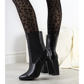 Fekete csizma stabil Viridia posztról 1