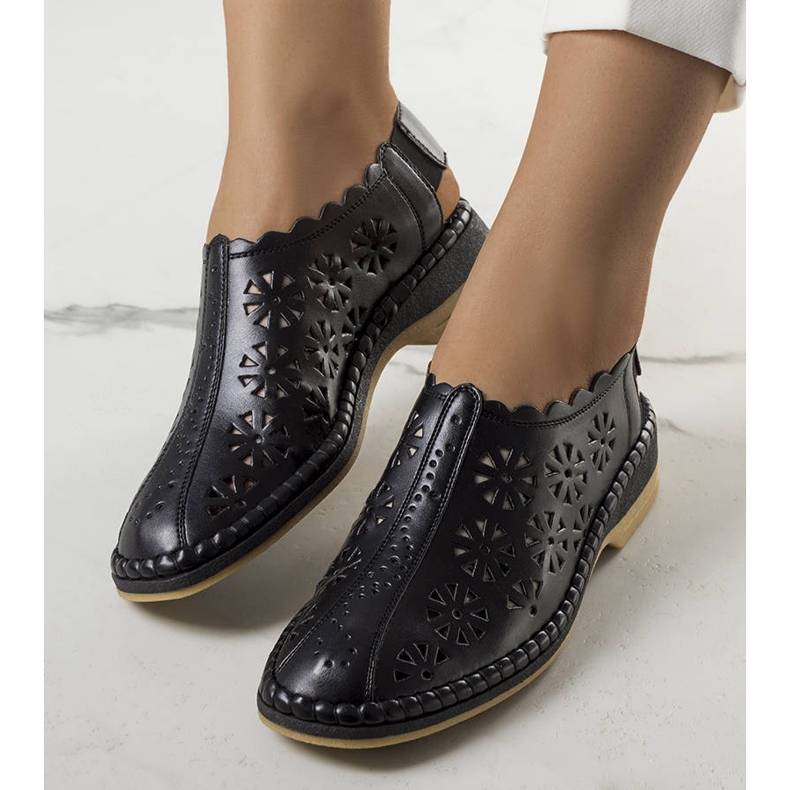 PA1 Fekete áttört Ferre papucs 1