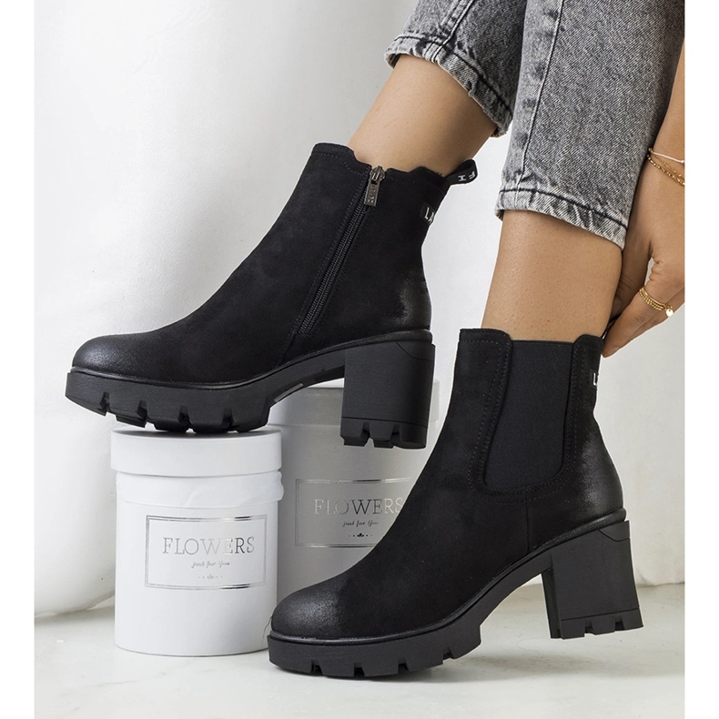 Fekete velúr magas sarkú csizma a Svelte márkától 2