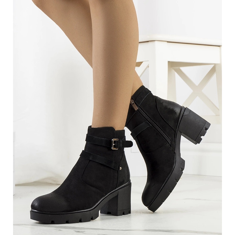 Fekete csizma Lamaris traktor talpán 1