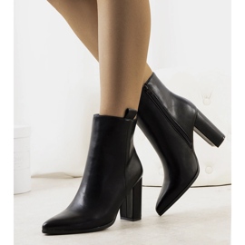 Fekete csizma az Eduar poszton 1