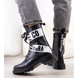 Mota feliratokkal díszített fekete trapperek 1