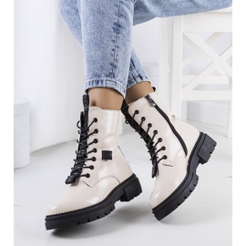 PA1 Bézs lakkozott csizma a Casies márkától 1