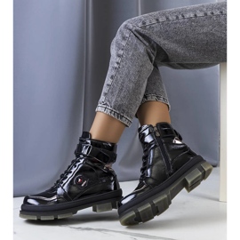 Fekete lakkbőr csizma a Salent-től 1