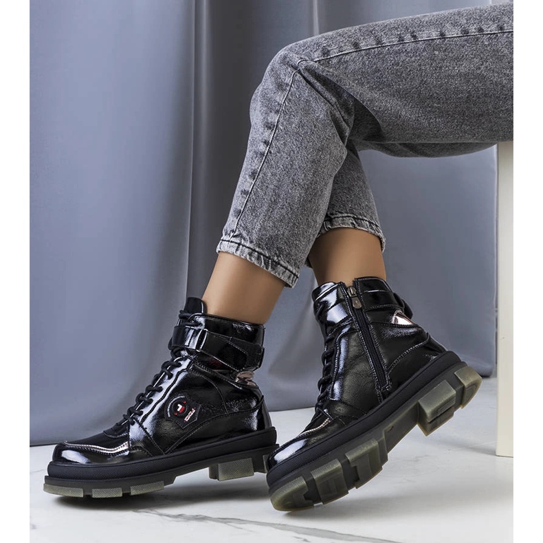 Fekete lakkbőr csizma a Salent-től 1