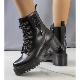 Fekete csizma dekoratív Laverda kötéssel 1