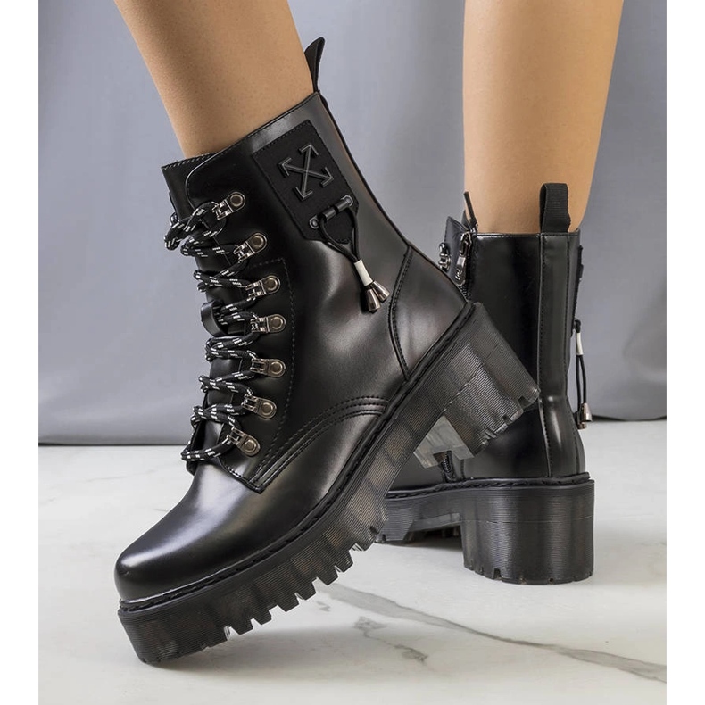 Fekete csizma dekoratív Laverda kötéssel 1