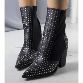 PA1 Orazi szegecsekkel díszített fekete csizma 1